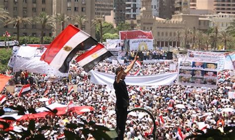 De 2011 Egyptische Revolutie: Een golf van verandering en een zoektocht naar een nieuwe orde